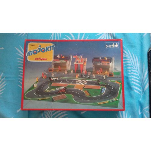 Majokit 7602 : Circuit de Formule 1 avec 16 personnages et 4 voitures de F1 Majorette pour collectionneur averti