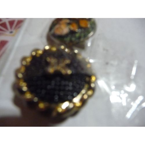 Couture 1o 1 Gros Boutons Or Noir Diam 28