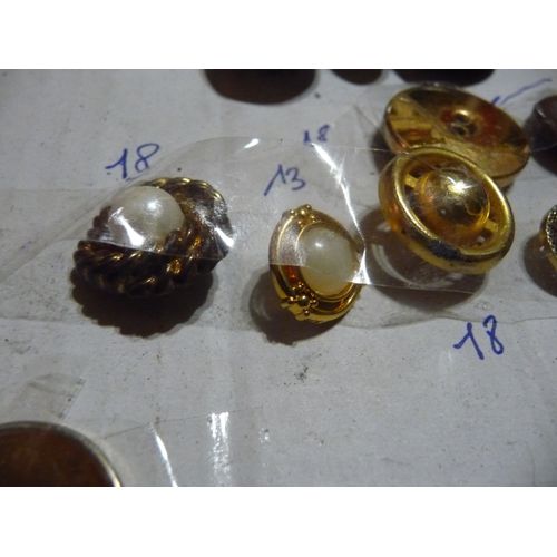 Couture 1 Q Lot De 7 Boutons Or Perle Et Autre Dif Diam (21 18 17 13 12)