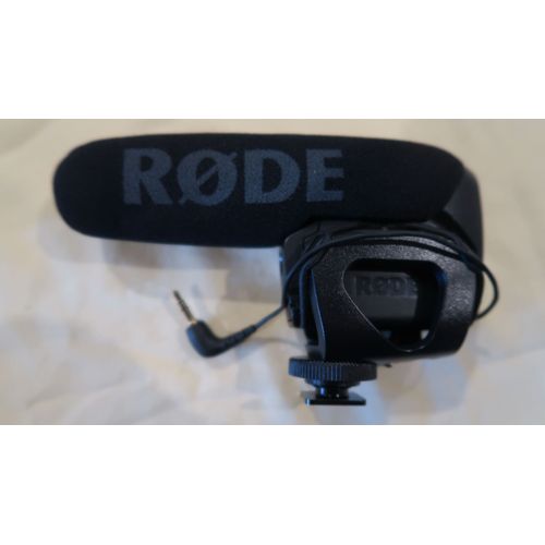 Micro Rode Video Mic-Pro (9V) avec étui et bonnette pour enregistrement vidéo