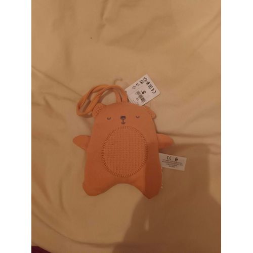 Doudou Ours Peluche En Tissu Jaune Moutarde Endormi En Tissu Alvéolé Et Cordon Au Dessus De La Tête. Etiquette Love Simba Toys Benelux Dickies A Suspendre