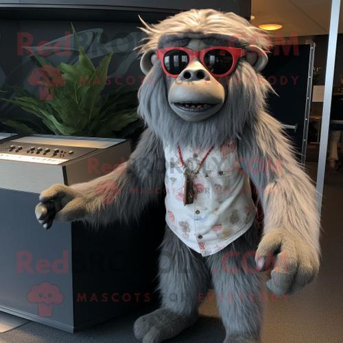 Personnage De Costume De Mascotte Redbrokoly De Babouin Gris Habillé D'une Barboteuse Et De Lunettes De Soleil