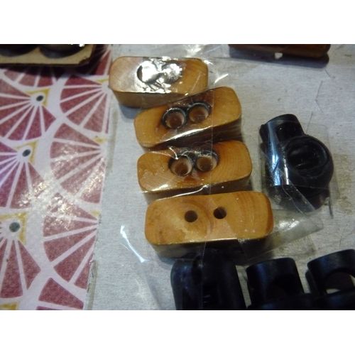 Lot Aa 56 4 Boutons Longs Plats En Bois Blancs 2.50 Cm Pour Veste