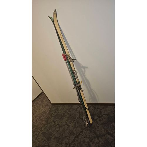 Grande Paire De Skis Vintage Années 60 213 Cm De Long Marque Kneissl Hickory Modèle Diplomat.W