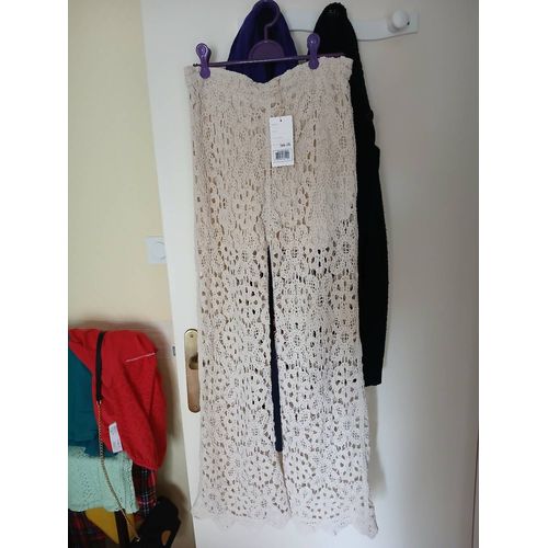 Pantalon En Crochet Beige Très Haute Qualité Élasthannne, Taille L/Xl,Printemps/Été..Tout Neuf,Avec Étiquette,Jamais Porté..Acheté 40€, Vendu À 30€..C'Est Une Affaire Que Vous Faites Là Vu La Qualité