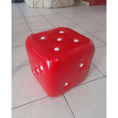 Pouf dé rouge décoration