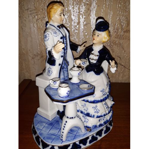 Bibelot - couple en train de prendre le thé - porcelaine