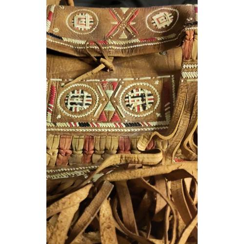 Sac sacoche besace touareg nomades du désert peuhl en cuir Camel chèvre chameau dromadaire avec lanières fibres ficelles ancien artefact Niger Mauritanie Mali Maghreb 40 x 40 cm environ sans lanières