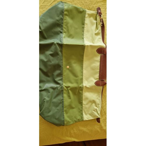 Sac Longchamp Pliage vert 3 couleurs, type "L", taille 62X36cm. Neuf, jamais utilisé. Etat impeccable.