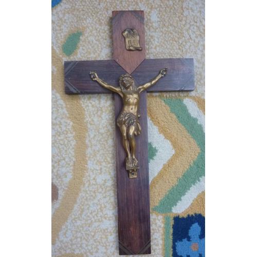 Ancien crucifix, croix en bois avec marqueterie, jésus en métal doré , dimension : 30.2 cms x 16 cms . Poids 341 grammes