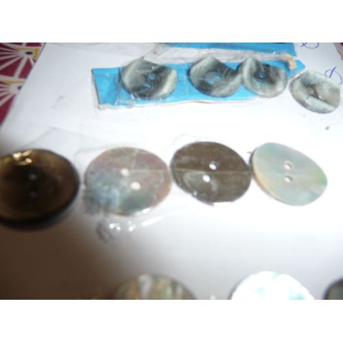 Na28 4 Boutons Nacre Blanc Anciens Diam 17