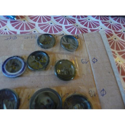 Na33 14 Boutons Noir Dif Diam