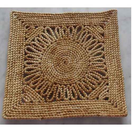 Petit Carré De Paille Synthétique Tressé Avec Une Rosace En Son Centre Pouvant Servir De Mini Dessous De Plat, Dessous De Verre Ou Être Simplement Décoratif-18/18cm