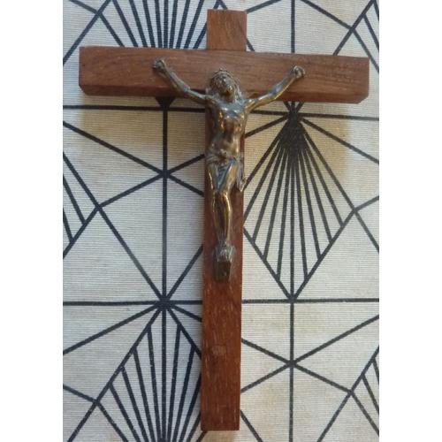 Ancien petit crucifix , croix en bois , Jésus en métal coloris bronze , Dimension : 15.7 cms x 10.7 cms.