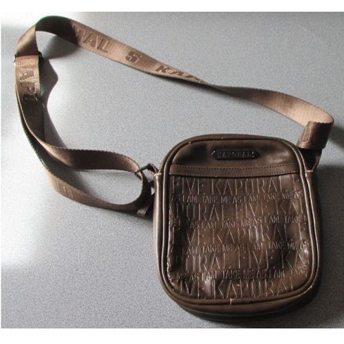 Sacoche cuir marron Kaporal avec grande bandoulière réglable - doublée tissu imperméable avec petite poche zippée dans un seul compartiment - 16x20x4cm