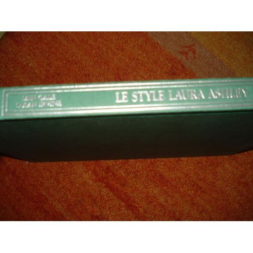 Le Style Laura Ashley (1925-1985) Styliste Et Décoratrice D'intérieur Anglaise Par Iain Gale Et Susan Irvine Préface Nick Ashley Traduit De L'anglais Par Michèle Albaret Editions Du Chêne 1987