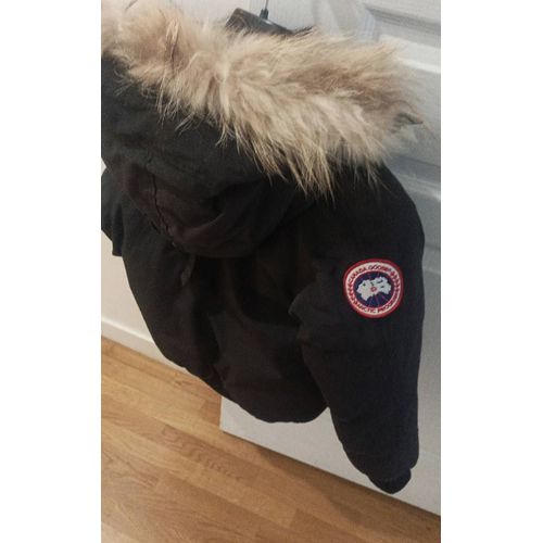 Veste Doudoune Canada Goose Couleur Noir Très Bon État Car Peu Servit Manque Le Scratch Sur L Épaule
