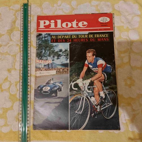 Magazine Pilote N° 35 - 2eme Année -23 Juin 1960-Hebdomadaire-Le Grand Magazine Illustré Des Jeunes-Tour De France / 24 Heurers Du Mans -Plan Poster Central : Le Tour-L'evrest -André Bourillon-Mozart