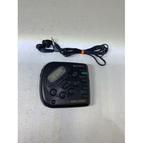 Radio Sony SRF M32 FM AM - Walkman Radio 1990s - Manque le cache + écouteur