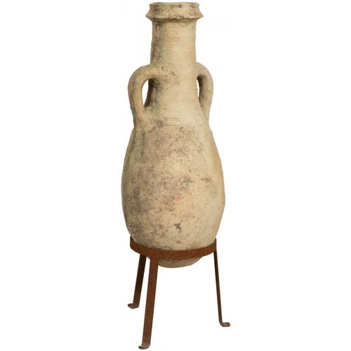 Ancienne amphore avec anses en terre cuite et base de vase en fer