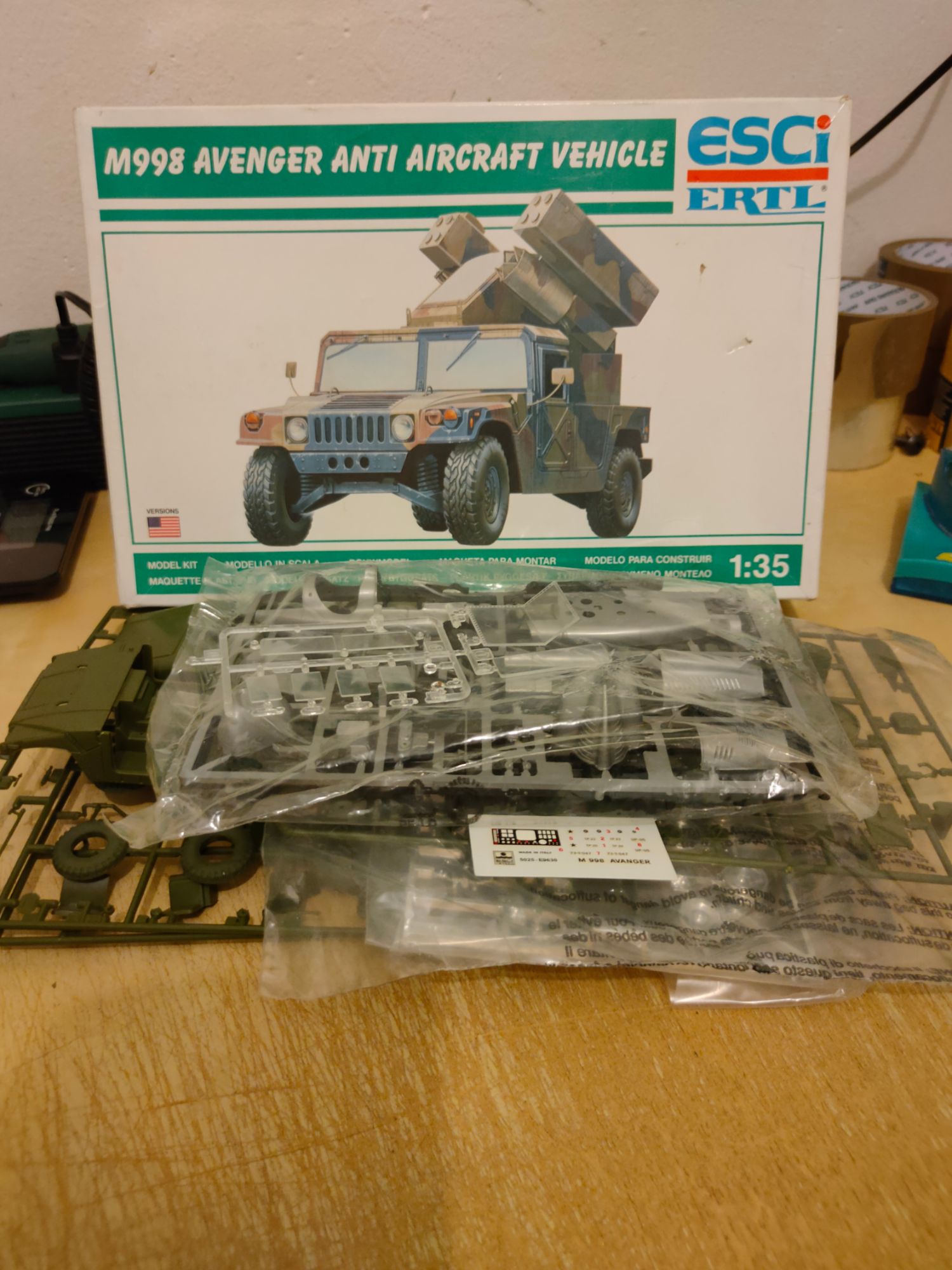 Maquette Militaire Esci 1/35 : M998 Avenger Anti Aircraft Vehicle-Esci