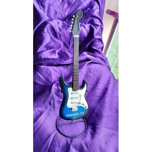 Guitare Miniature Bleu Blanc Noir Sur Son Socle En Métal Hollywood Ca 23 Cm De Haut Sur Le Socle 85 Grammes