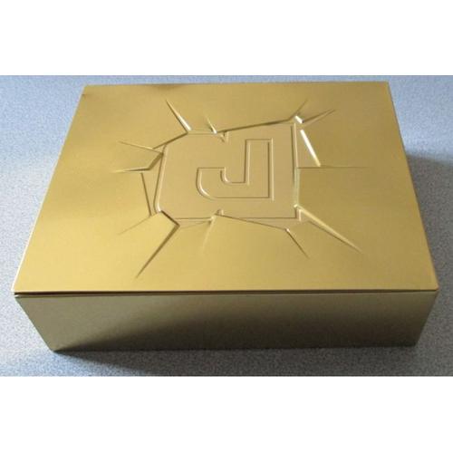 Boite/coffret métallique dorée-couvercle plat se posant dessus avec une lettre R ou J selon le sens où il est tourné-24x19.5x7cm-compartiment plastique intérieur à 2 cases 5x15cm-vendue vide