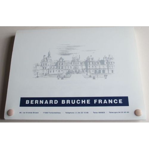 Boite en plastique blanche décorée d'une reproduction du Château de Fontainebleau-33x24.5x1.5cm- fermeture par 2 pressions - inscription Bernard Bruche France - pour rangement documents