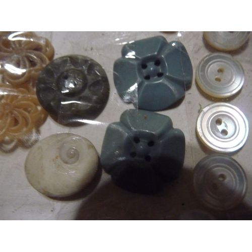 2 Boutons + 1  Très Ancien Bleu Fleur Collection