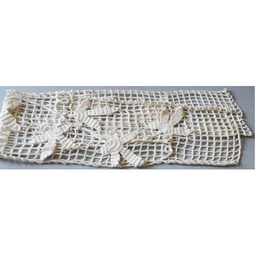 Bande décorative au crochet agrémentée de fleurs en relief-22cmx1m30 environ-coton épais blanc/écru jauni par endroits-a plus de 50 ans-pour dessus de table, bord de fenêtre, clavier de piano