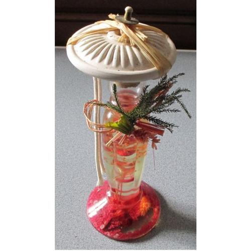 Diffuseur d'huiles d'ambiance-verre haut galbé empli en partie de fleurs séchées et de graviers rose-modèle ancien pouvant aussi être utilisé comme vase ou objet décoratif-hauteur sans bouchon 23cm