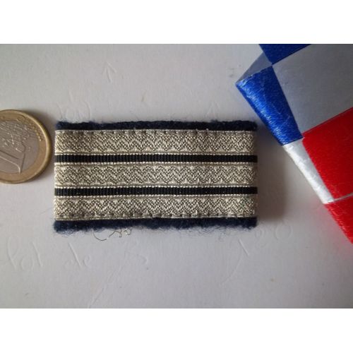 Un Passant Épaulette Militaire Capitaine Grade Galon Officier