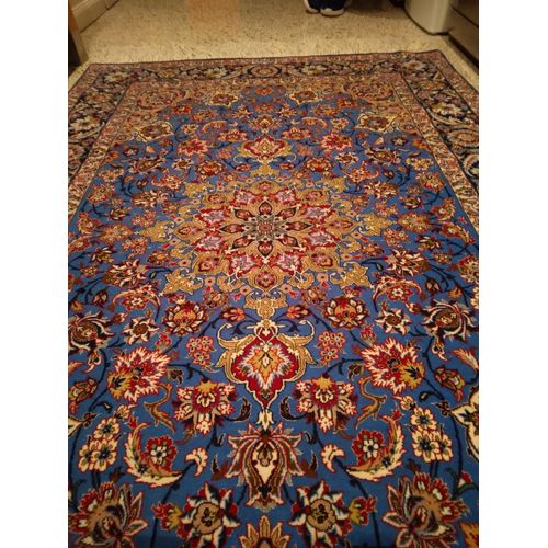 Tapis D Ispahan(Iran),Classique,Fait Mains,En Soie Et Laine,Achete En 1998 ,En,Iran.Tapis ,Motif Fleural.Dimensions, 113x178cms.Etat Neuf ,N A Pas Ete Expose,Bien Protégé.