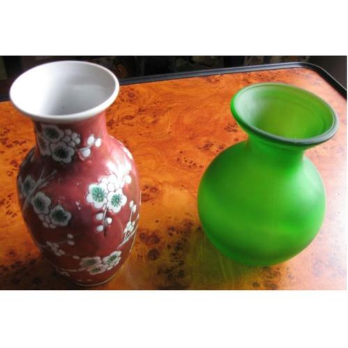 Lot de 2 petits vases-1 fond rose foncé décoré de fleurs sur branches (hauteur 16 cm) + 1 vert foncé opaque (hauteur 13 cm)