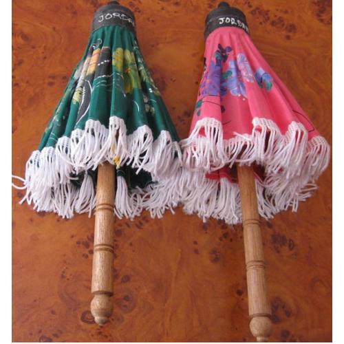 Deux petits parasols décoratifs (1 fond vert+1 fond rose)-hauteur 27cm-diamètre ouvert 23 cm-rapportés de Jordanie