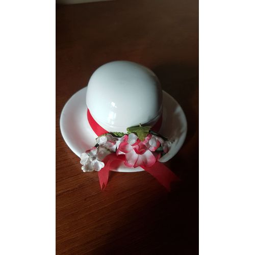 Petite boîte en forme de chapeau