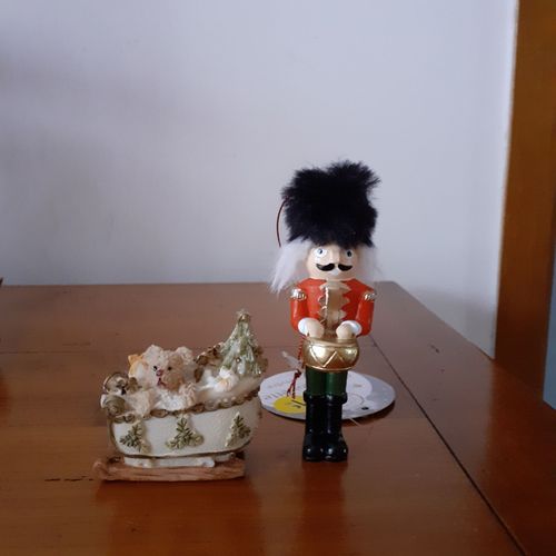 Figurines décoratives:Casse-Noisette + Traîneau avec des jouets