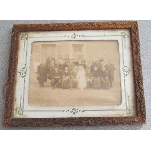 Photographie De Groupe D'un Mariage De 1928 Présentée Sous Un Cartonnage Et Placée Dans Un Cadre Photo En Bois Dont Le Bord Est Recouvert D'une Parure Métallique Travaillée Dorée