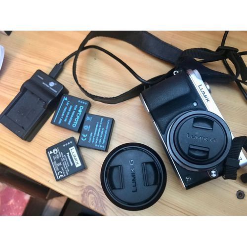 Lumix GX7 16 Mpix + Objectif 12:32 F3,5/5,6 + Objectif 35:10 F4/5,6 - Argent