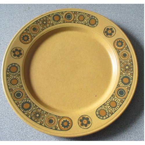 Assiette Plate Vintage Des Années 70 Kiln Craft-Bacchus Pattern-Céramique Lourde Couleur Marron Avec Petits Cercles Décorés Sur Le Pourtour-Diamètre 25cm-Stafford Potteries