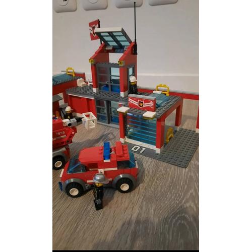 La caserne des pompiers 7945 - LEGO® City - Instructions de montage -  Service client -  FR