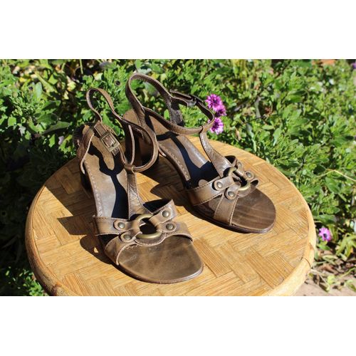 Nu Pieds Minelli De Couleur Kaki/Marron.Modéle En Cuir Au Dessus Travaillè Avec Boucle Et Rivets Article Made In Italy.Pointure Indiquèe:37 .