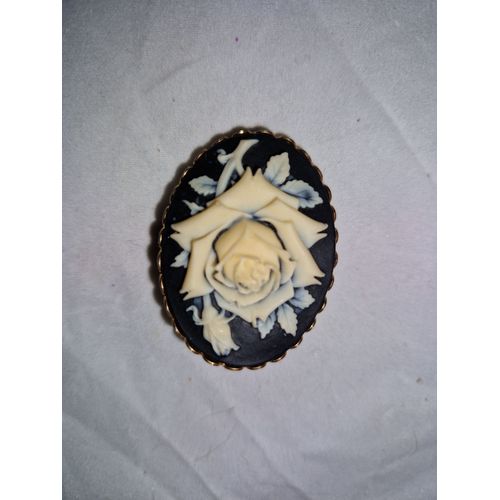 Pince À Foulard Noir Avec Rose Blanche En 3d