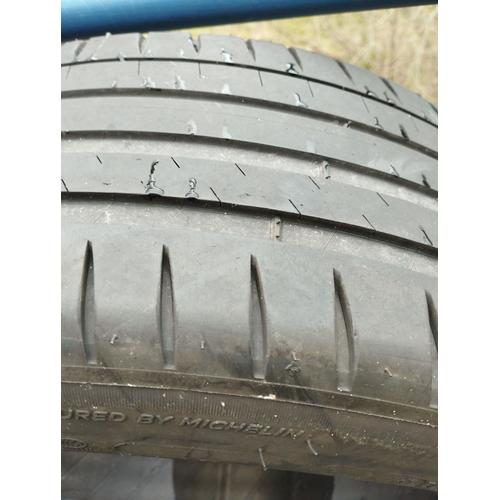 Pneus Michelin 235/45/18 (98y)