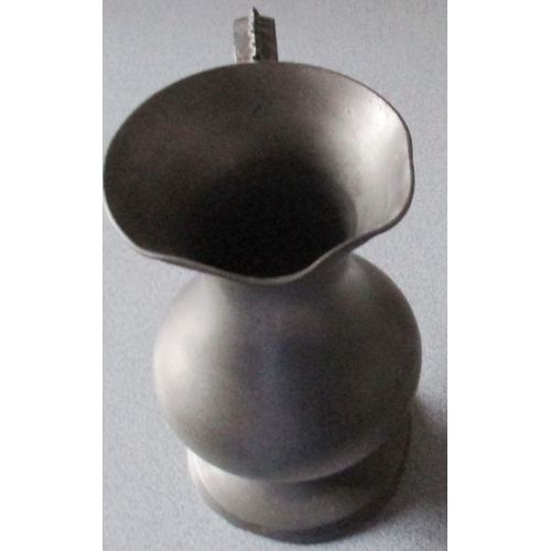 Carafe/Pichet En Étain 95%-Poinçon B Surmonté D'une Couronne-Modèle Vintage Avec Défauts Non Nettoyé-Hauteur 22cm-Diamètre Base 12cm-Utilisé Uniquement En Décoration Depuis 50ans