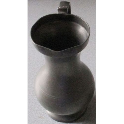 Carafe/Pichet En Étain Fin-Poinçon B Surmonté D'une Couronne-Modèle Vintage Avec Défauts Non Nettoyé-Hauteur 20cm-Diamètre Base 9cm-Utilisé Uniquement En Décoration Depuis 50ans