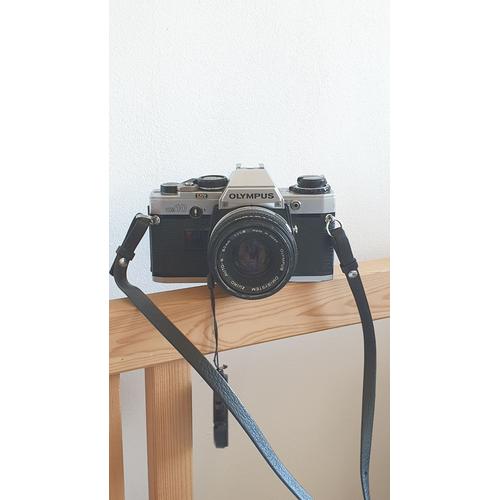 Olympus OM10 appareil photo argentique avec un objectif