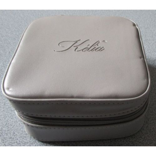 Boite à bijoux/petit coffret Kelia recouvert à l'extérieur de pvc gris et à l'intérieur de tissu velours rose pale-12x12x6cm-fermeture par zip avec curseur argenté-compartiments pour rangement bijoux