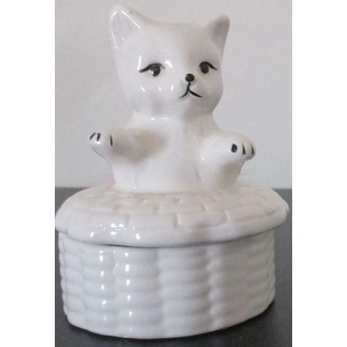 Coffret de porcelaine blanc ouvrant avec un couvercle en joli buste de chat-diamètre base 7cm-profondeur 3cm-hauteur totale avec le chat 10cm- bibelot précieux ancien pour ranger des petits trésors