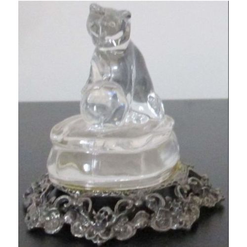 Figurine ancienne d'un chat de verre transparent jouant avec une balle posé sur un socle de verre lui-même serti sur un socle en étain-pour décoration, collection de chats ou comme presse-papier
